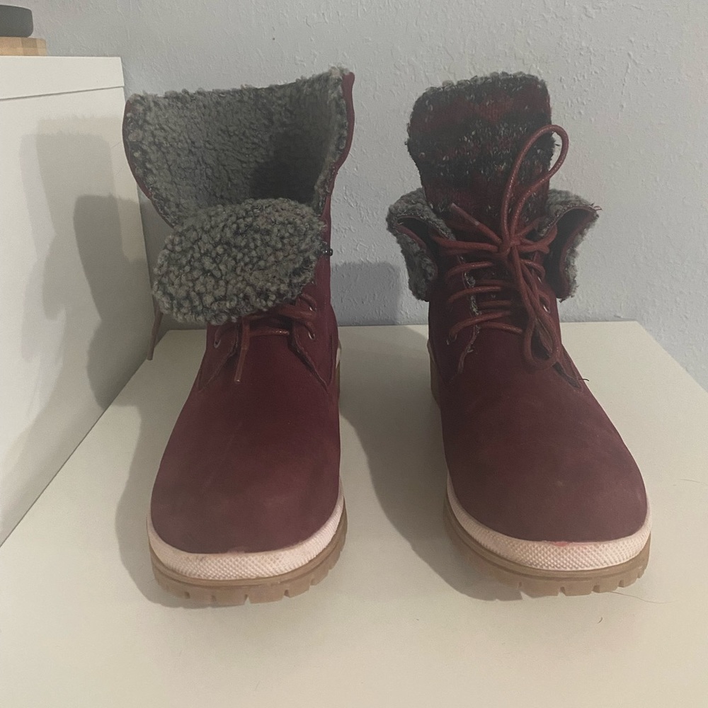 Maroon lace up boots wool inside foldable